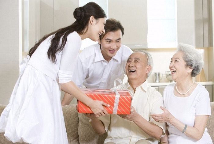 Cô hết sức kính trọng ông lão và luôn miệng cảm tạ sự giúp đỡ của ông năm đó đối với gia đình cô. 